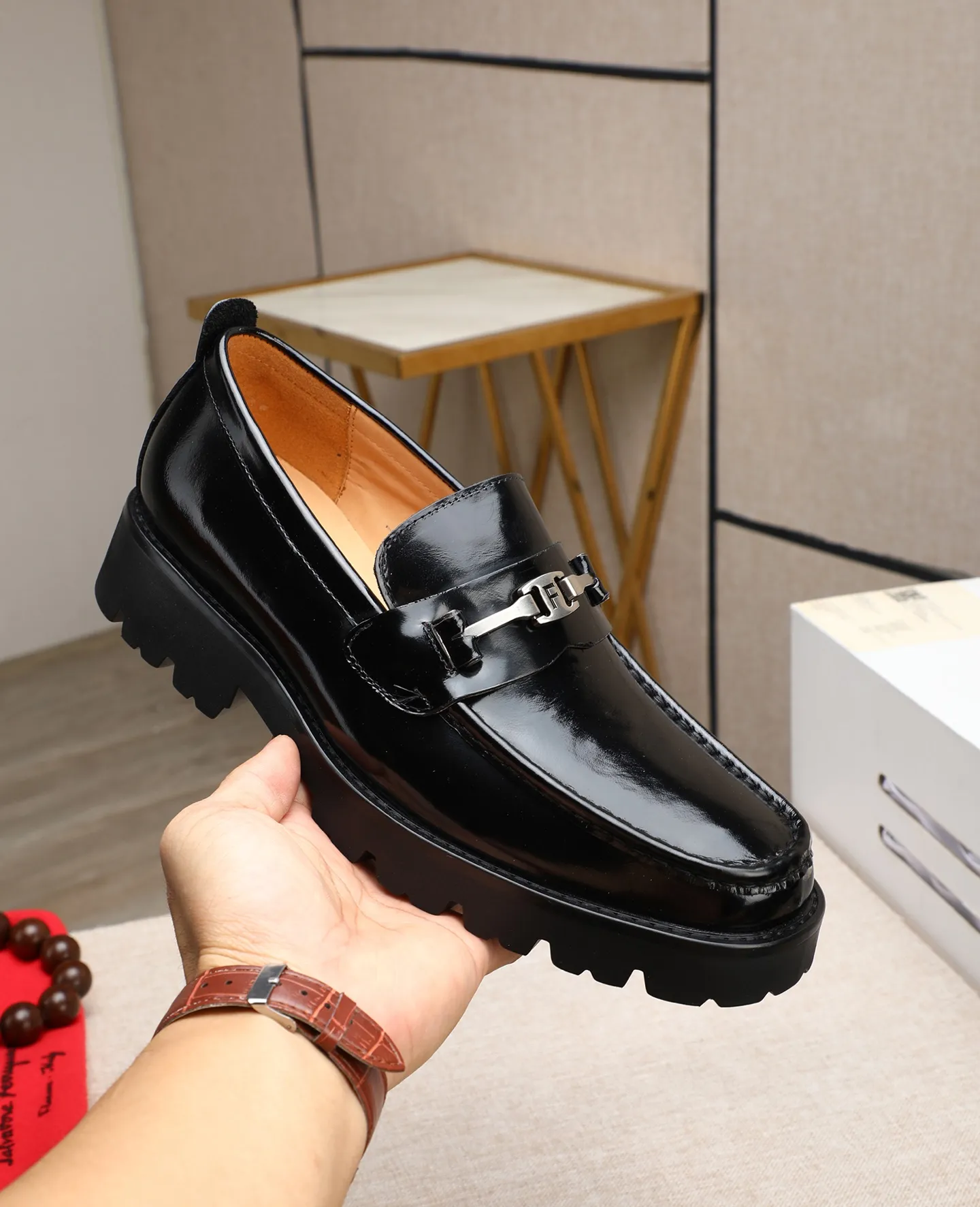 Men's shoes 💰500 📛📛(water-dyed cow lining) Salvatore Ferragamo high-end (Salvatore Ferragamo) is the top international luxury footwear brand. It comes from the fashion kingdom of Italy. It is famous all over the world for its traditional handmade design and novel styles...🚶🏻🚶🏻New suit shoes are available simultaneously at the counter. This model is purely handmade. The fabric is imported Italian calfskin➕soft water-dyed cowhide lining. Original authentic outsole🌀🌀Size: 38➖44.